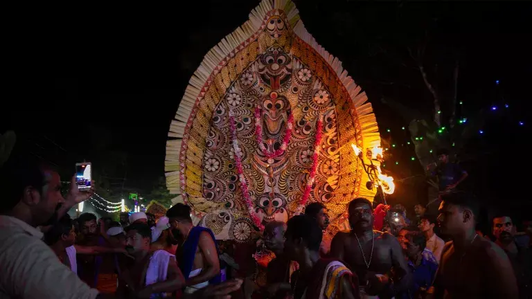 Pathanamthitta Hindu temple festival with chenda melam
